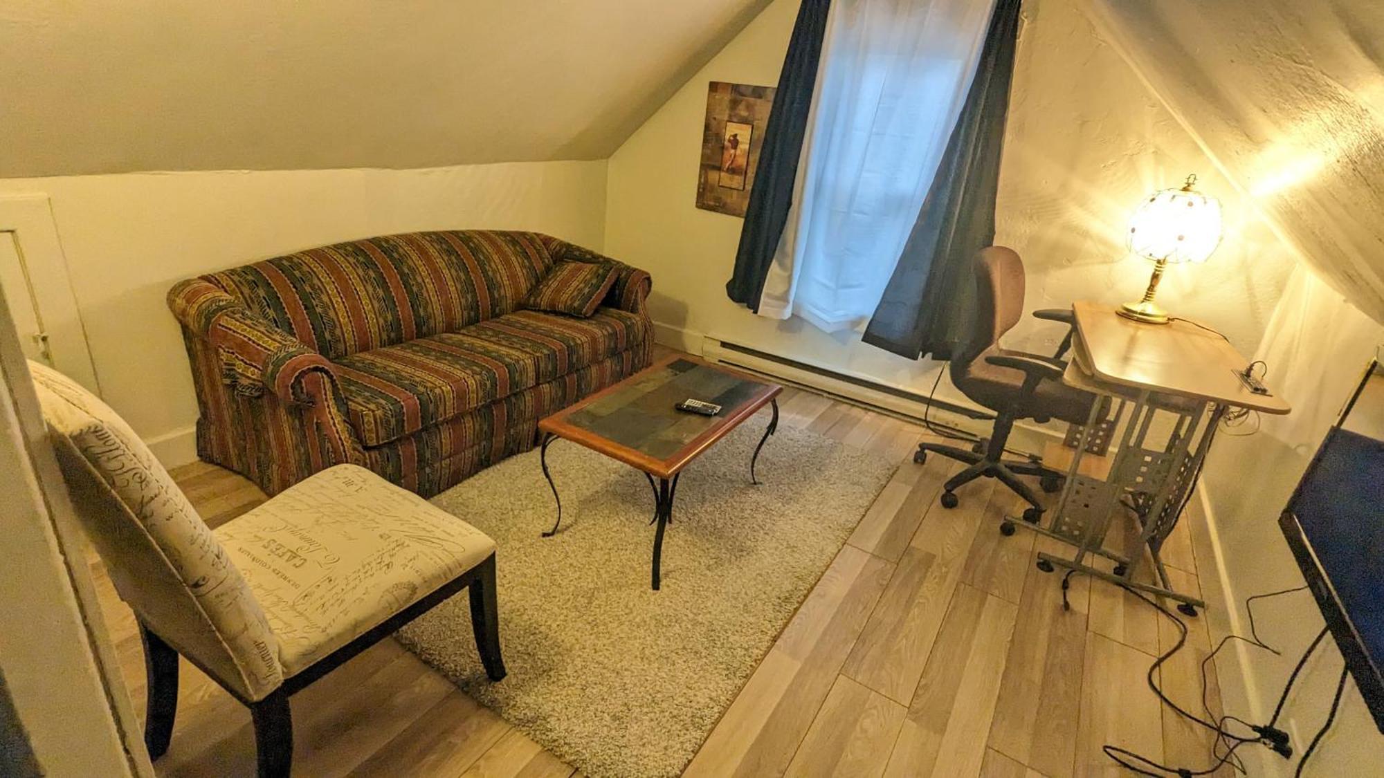 Cozy Downtown One Bedroom Free Parking Kingston Exterior photo